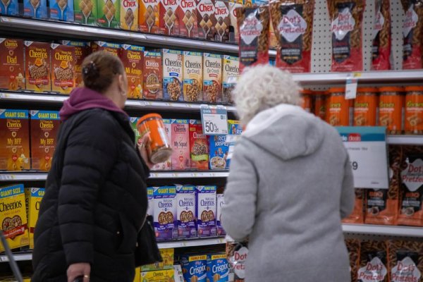 兴盛网  关税风暴下美国消费者“首当其冲” 通胀预期、就业前景拉响警报