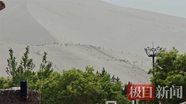 九融配资 鸣沙山沙漠“长满了人”，景区老板称帽子生意紧俏