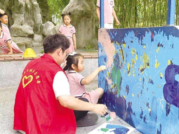 鸿运配资 悠悠夏日绘新景 银河公园焕生机